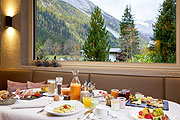 ausgewogenes Frühstück bei herrlichem Bergpanorama ©Foto: Mike Huber - Das Adler Inn Tyrol Mountain Resort)